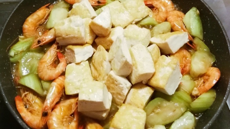 红虾烧丝瓜豆腐,放入煎好的豆腐 一起翻拌