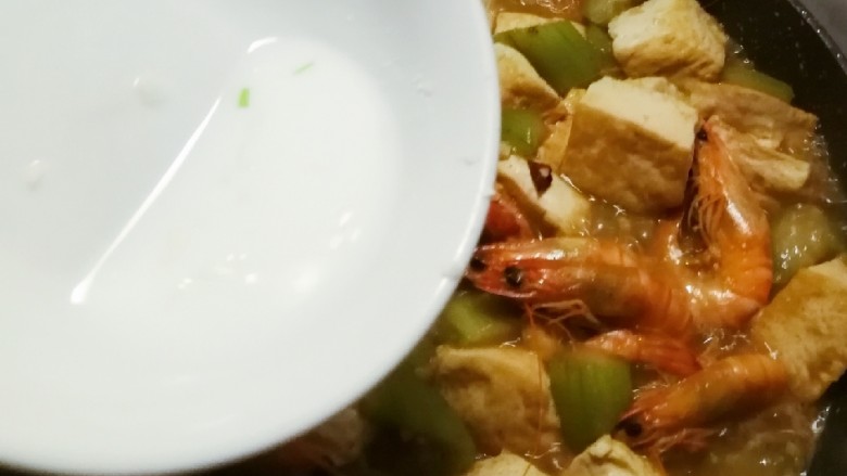 红虾烧丝瓜豆腐,加入水淀粉勾芡