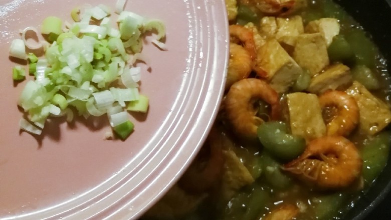 红虾烧丝瓜豆腐,放入葱碎 快速翻炒均匀 关火