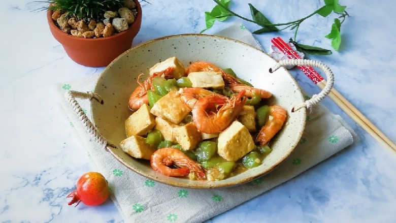 红虾烧丝瓜豆腐,美味下饭菜出锅啦