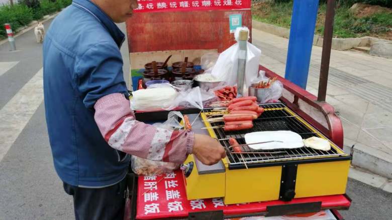 云南十八怪—米饭粑粑叫饵块