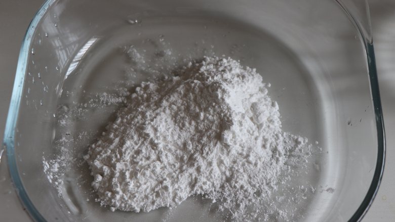 晶莹剔透的水晶饺,50克水晶粉放到容器中,注意容器需要耐高温。