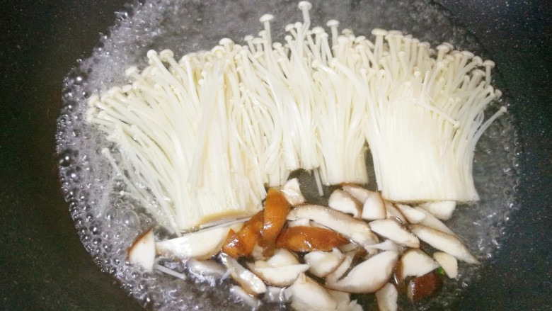番茄菌菇豆腐汤,金针菇香菇焯水1分钟捞出,鸡蛋煎熟备用。