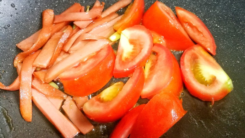 番茄菌菇豆腐汤,加西红柿翻炒出汁,然后加入金针菇香菇炒出水分。