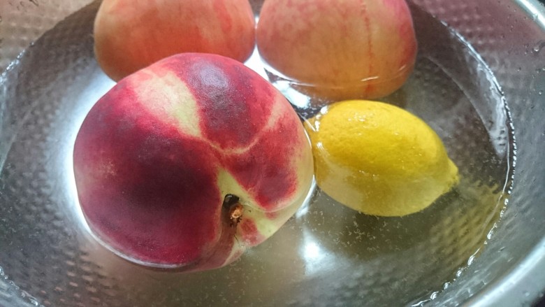 夏日蜜桃果酱,洗净后冷水泡20分钟,洗去多余细毛