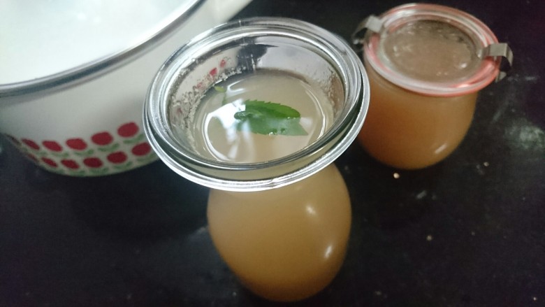 夏日蜜桃果酱,装入果酱瓶,也可加入纯净水和小片薄荷做蜜桃饮。