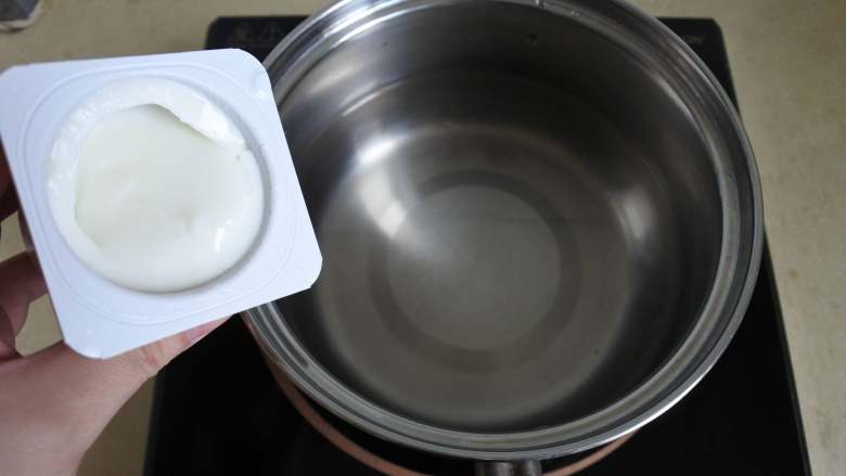 酸奶布丁,纯净水500ml,酸奶300g,糖四大勺,混合到一起