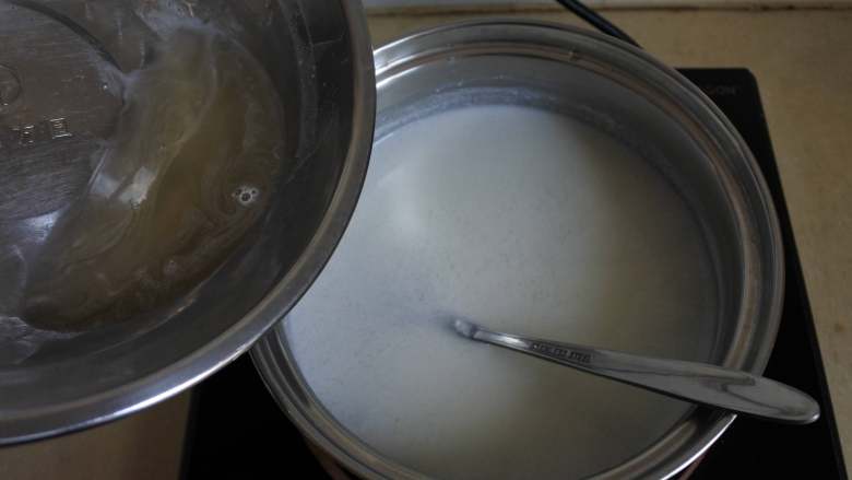 酸奶布丁,把两种液体混合,搅匀
