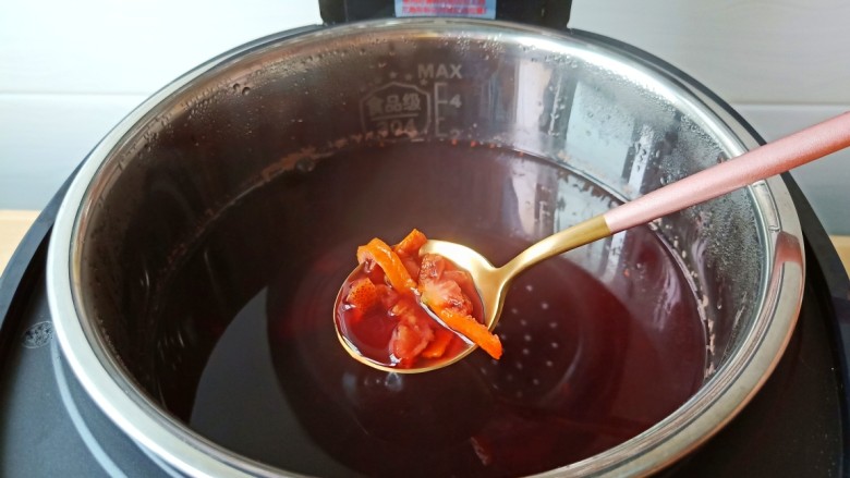秘制开胃酸梅汤,等煮好机器会发出提示音,提示酸梅汤可以出锅了,这时加入桑葚膏搅拌均匀即可。