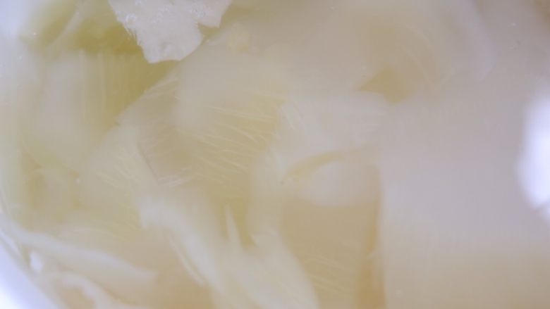 经典潮汕菜|咸菜猪肚汤,咸菜切好浸泡在水里备用。
