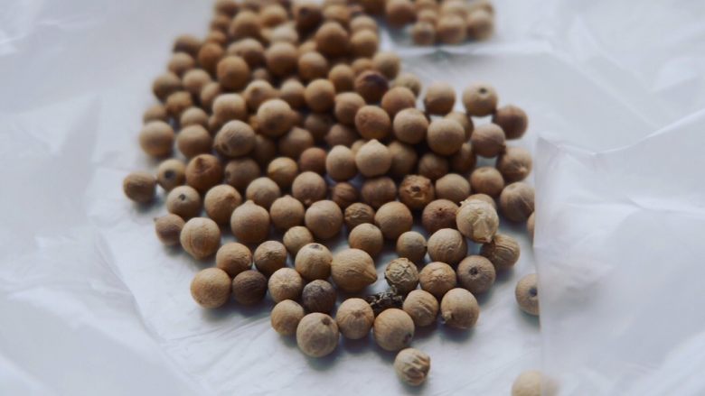 经典潮汕菜|咸菜猪肚汤,清洗干净后,给猪肚“喂”胡椒粉,往猪肚里倒入捣碎的胡椒粉,使胡椒粉温和的辛辣味与香气能完全进入到猪肚里。
胡椒放入保险袋,用硬物捣碎即可。