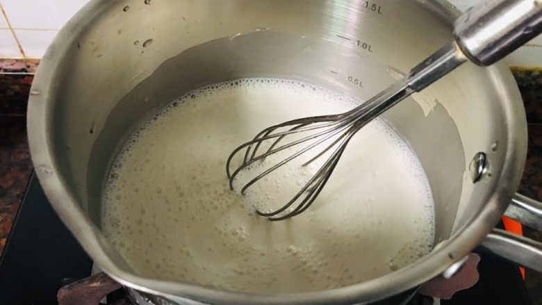 牛奶小方,小火开煮,不断搅拌。
