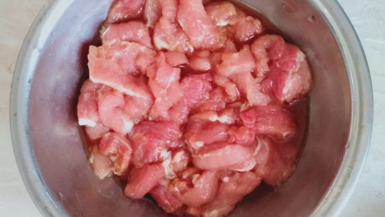 水煮肉片,<a style='color:red;display:inline-block;' href='/shicai/ 34494'>猪瘦肉</a>切好，放适量生抽，料酒，盐，油，淀粉淹好