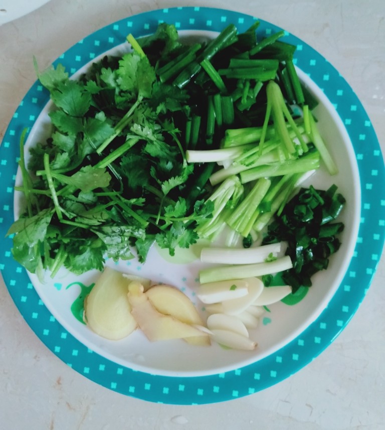水煮肉片,<a style='color:red;display:inline-block;' href='/shicai/ 3250'>葱</a>和<a style='color:red;display:inline-block;' href='/shicai/ 131'>香菜</a>切段，姜和蒜头切片，拿两根<a style='color:red;display:inline-block;' href='/shicai/ 3250'>葱</a>叶切成<a style='color:red;display:inline-block;' href='/shicai/ 3250'>葱</a>花备用