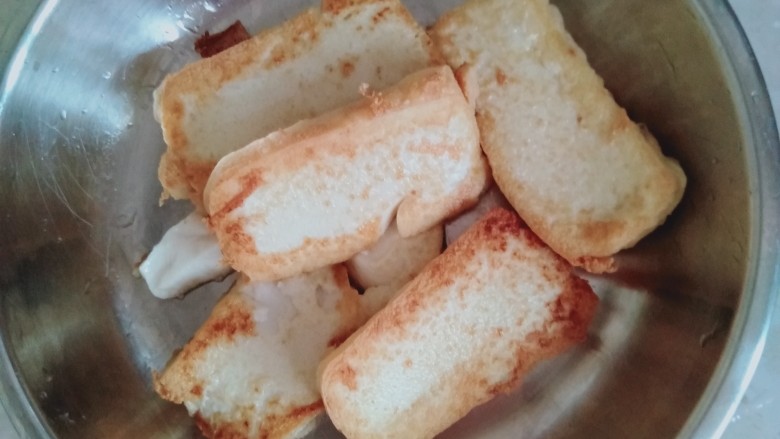 水煮肉片,煎到两面金黄就装起来