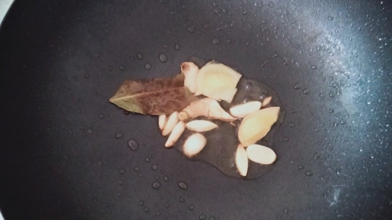 水煮肉片,锅里再倒入油，下姜片蒜片，香叶炒出香味