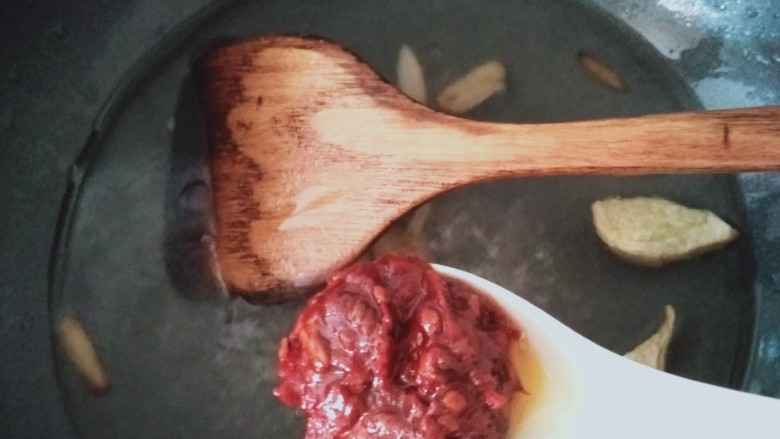 水煮肉片,加入适量清水，<a style='color:red;display:inline-block;' href='/shicai/ 705'>豆瓣酱</a>烧开