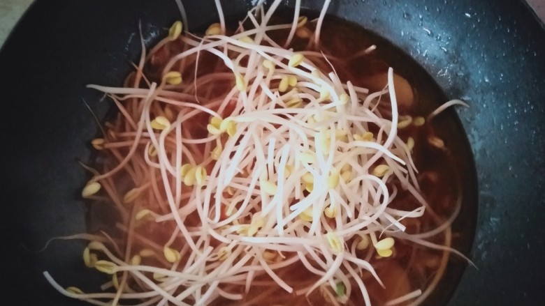 水煮肉片,水开下豆芽