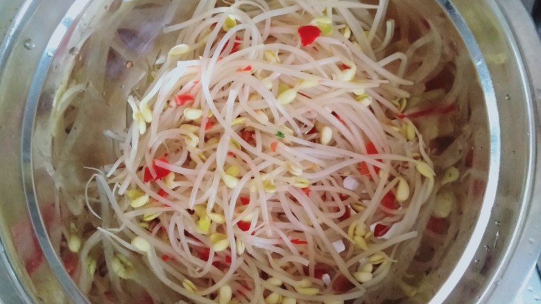 水煮肉片,豆芽煮熟捞起来装进盘子里