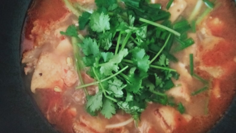 水煮肉片,然后下香菜和葱段，关火