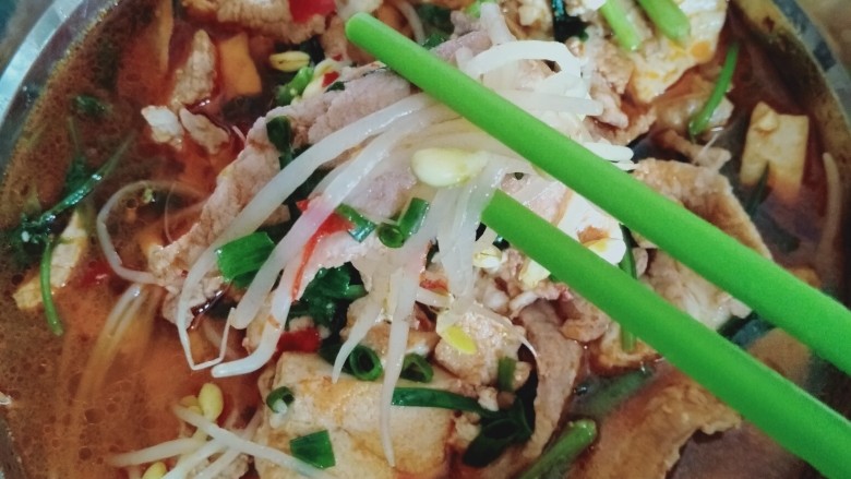 水煮肉片,不能吃那么辣，就没放辣椒，只放了豆瓣酱