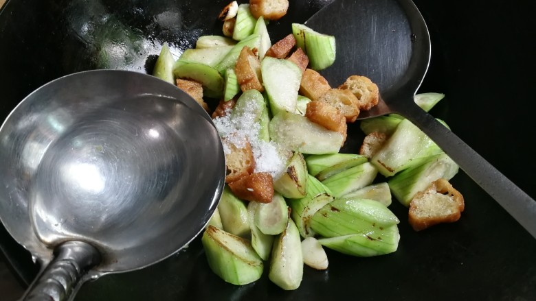 蒜香丝瓜炒油条,放入一大勺热水,翻炒至丝瓜变软