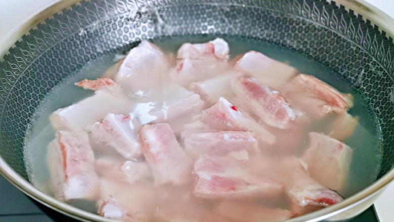 啤酒焖排骨,将排骨冷水下锅,大火烧开,煮2分钟。