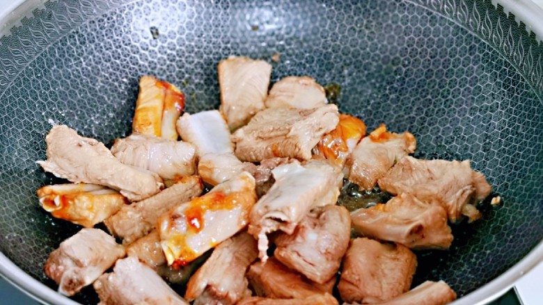 啤酒焖排骨,下入焯水的排骨,小火翻炒糖色。