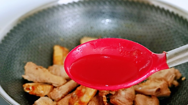 啤酒焖排骨,再加入<a style='color:red;display:inline-block;' href='/shicai/ 718'>料酒</a>。