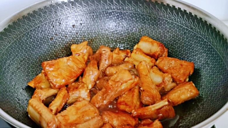 啤酒焖排骨,小火翻炒2分钟,使排骨均匀吸收了酱汁。