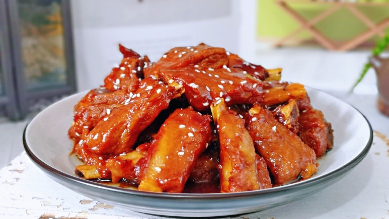 啤酒焖排骨,盛出装盘,撒上<a style='color:red;display:inline-block;' href='/shicai/ 141911'>熟白芝麻</a>点缀。浓油赤酱的视觉有没有?哈~