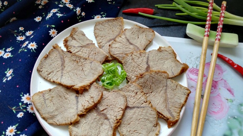 五香酱牛肉,拍上成品图,一道美味又营养的酱牛肉就完成了。