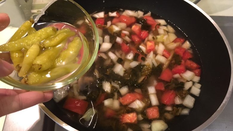 老王酸菜牛肉面,泡椒连汤汁一起加入,煮开