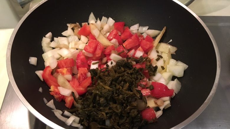 老王酸菜牛肉面,所有食材进锅炒均匀,<a style='color:red;display:inline-block;' href='/shicai/ 234'>金针菇</a>、香菜除外,稍后再放