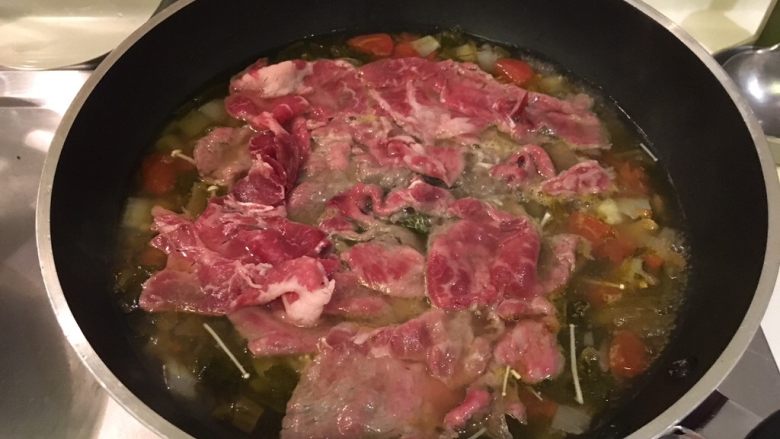 老王酸菜牛肉面,把牛肉片放上去就可关火啦!