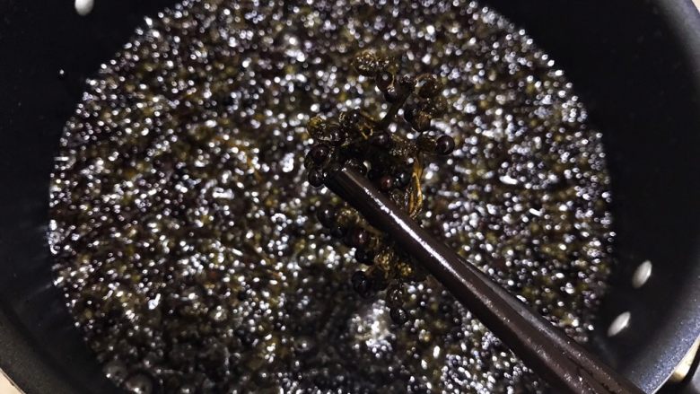 浓香青花椒油,继续慢慢炸到花椒水份全部出来
一定要把水份全部炸出来哦,不然花椒油容易坏