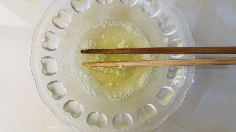 特色黄金蛋炒饭,鸡蛋清先单加入适量的食盐,然后独炒一下备用。