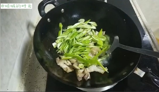 青椒回锅肉,倒出多余的油脂，加入青椒