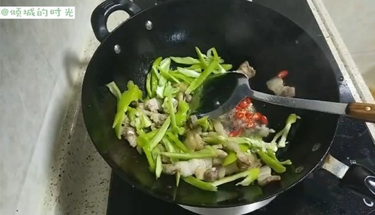 青椒回锅肉,加入红辣椒煸炒