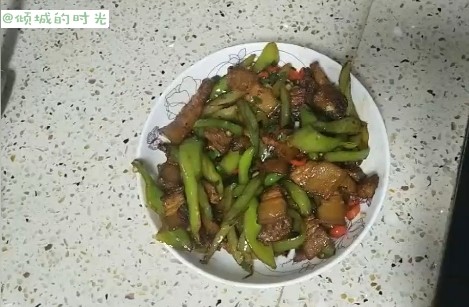 青椒回锅肉,出锅咯！