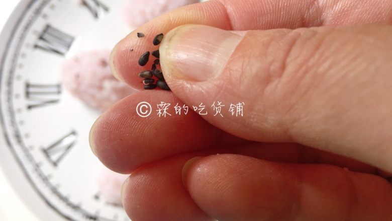 小清新的草莓饭团,全部捏好,撒上丢丢的<a style='color:red;display:inline-block;' href='/shicai/ 668'>黑芝麻</a>。