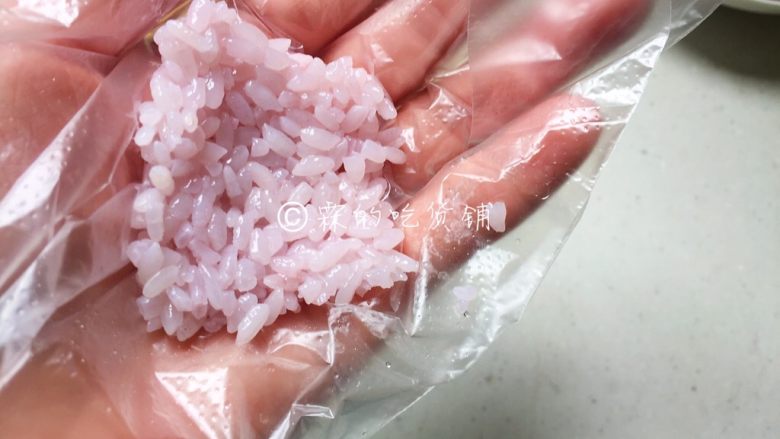 小清新的草莓饭团,随后戴上一次性手套,取适量米饭于掌心,按扁。
