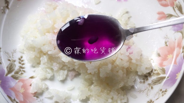 小清新的草莓饭团,黑枸杞水2勺也加入米饭中,拌匀。