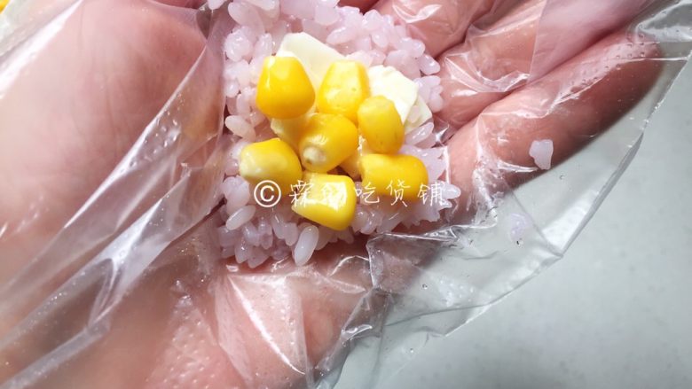 小清新的草莓饭团,中间放上玉米粒和芝士片,捏成上面大下部尖的草莓状。(如果觉得很粘不好包,教你个小窍门,在手套上稍稍抹上一点点水,就会容易许多了。)