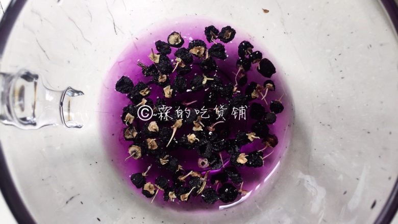 小清新的草莓饭团,黑枸杞加一点点开水浸泡(还可以用甜菜根、夏天也可以用红米苋等天然食材做颜色。)