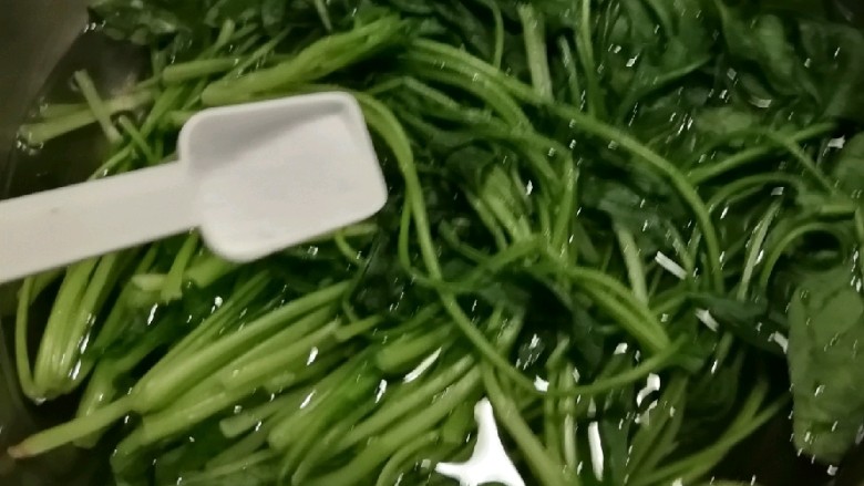 菠菜鸡蛋糕,焯水 水烧开放入菠菜 水中加入2克盐