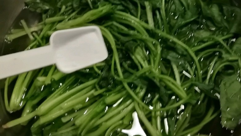 菠菜鸡蛋糕,焯水  水烧开放入菠菜  水中加入2克盐