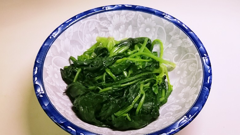 菠菜鸡蛋糕,焯水后捞出 沥干水分