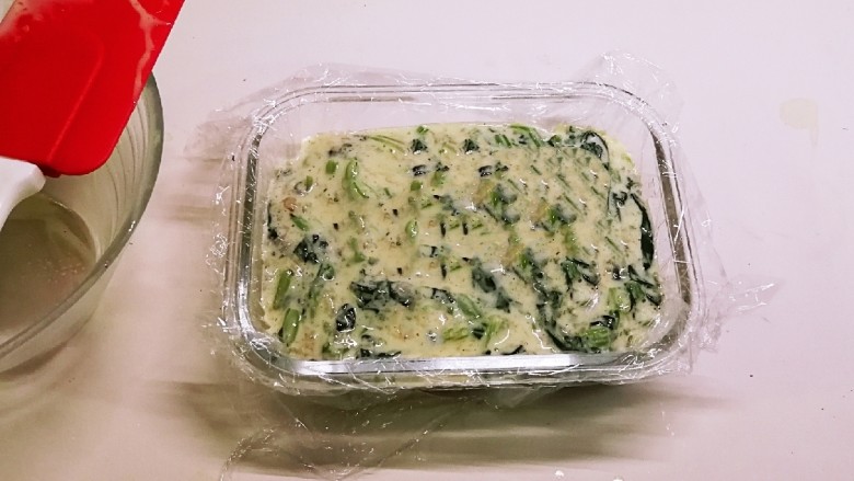 菠菜鸡蛋糕,拌好的蛋面糊 放到小玻璃盒里面 再覆盖上一层保鲜膜