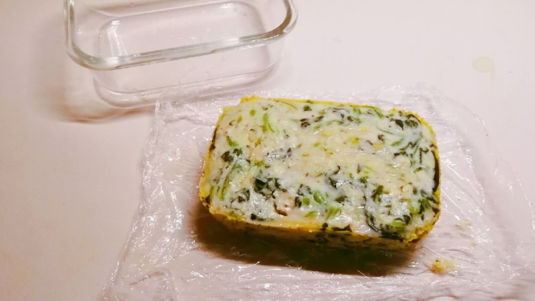 菠菜鸡蛋糕,时间到了 提着保鲜膜 顺利取出
